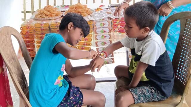 INDIA_DIA HERMANOS2.jpg